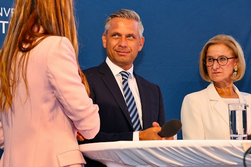 Vorschau Bild von Wirtschaftsminister Wolfgang Hattmannsdorfer (l.) und
Landeshauptfrau Johanna Mikl-Leitner (r.) beim Panel am Tag der NÖ
Industrie.