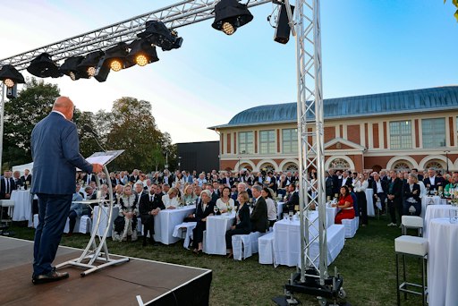Vorschau Bild von Bundeskanzler Christian Stocker bei seiner Rede beim Tag der NÖ
Industrie.
