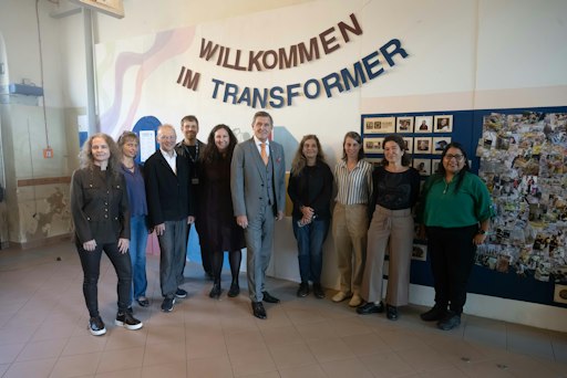 Das Projektteam von „Transformer“ mit Peter Hanke, Bundesminister
für Innovation, Mobilität und Infrastruktur, (6.v.l), Bernd Vogl,
Geschäftsführer, Klima- und Energiefonds,(3.v.l.) und Bettina
Mihalyi-Schneider, Studiendekanin an der Fakultät für Maschinenbau
und Wirtschaftsingenieurwesen, TU Wien, (2.v.l).