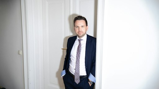Zwischen Paragraphen, Beats und dem Dritten Auge: Mag. Philipp
Wurm, MBA, setzt mit Bro-ject W neue Akzente – Strafverteidigung
trifft Kunst und Hollywood-Flair.
