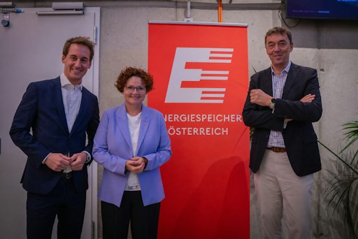 Präsident des Bundesverbands Energiespeicher Österreich Christoph
Schmidt, Staatssekretärin Elisabeth Zehetner und
BVES-Geschäftsführer Urban Windelen beim 1. Forum Batteriespeicher
Österreich.