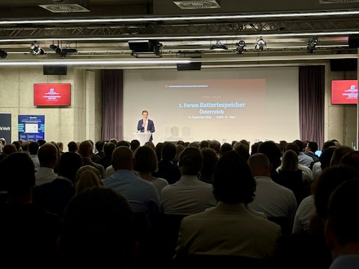 Vorschau Bild von Präsident des Bundesverbands Energiespeicher Österreich Christoph
Schmidt, Staatssekretärin Elisabeth Zehetner und
BVES-Geschäftsführer Urban Windelen beim 1. Forum Batteriespeicher
Österreich.
