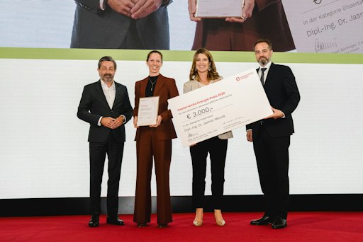 Jasmin Mensik wird in der Kategorie Dissertation für ihre Arbeit
„Hybrid Electricity Storage in 100 % Renewable Power Systems – A
Technical Analysis of System Dynamics, Synergies and Efficiency
Gains“ ausgezeichnet.