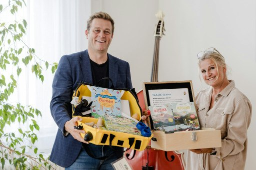 Umwelt- und Klima-Landesrat Stefan Kaineder mit der Leiterin des Referats für Umweltbildung beim Land OÖ, Christiane Weissenböck.