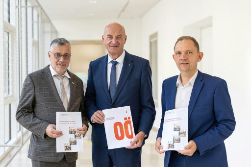 Mit den neuen Lernbegleitmaterialien fließen die 13 Regeln der OÖ Hausordnung in den Regelunterricht ein. v.l. Bildungsdirektor Alfred Klampfer, Landesrat Christian Dörfel, Mag. Julian Schreibmüller, BEd.