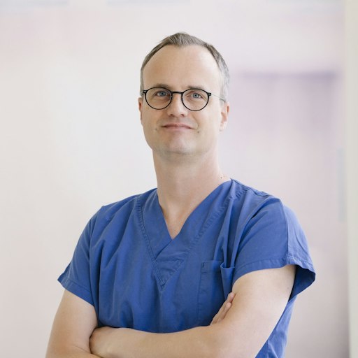 Arzt in Dienstkleidung