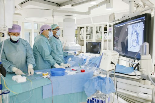 Vorschau Bild von Katheter-Eingriff, bei dem eine Gefäßstütze (Stent) eingesetzt
wird