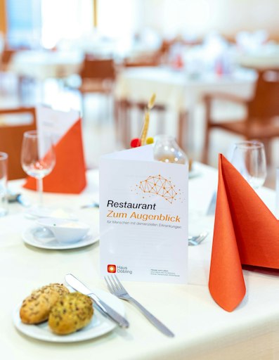Vorschau Bild von Mit dem demenzfreundlichen Restaurant „Zum Augenblick“ schaffen
die Häuser zum Leben bewusst einen Ort der Begegnung, an dem
Menschen mit Demenz und ihre Angehörigen unbeschwerte Stunden in
einem verständnisvollen Umfeld verbringen können. Am 6. Oktober 2026
öffnet das Restaurant erstmals auch für externe Gäste.