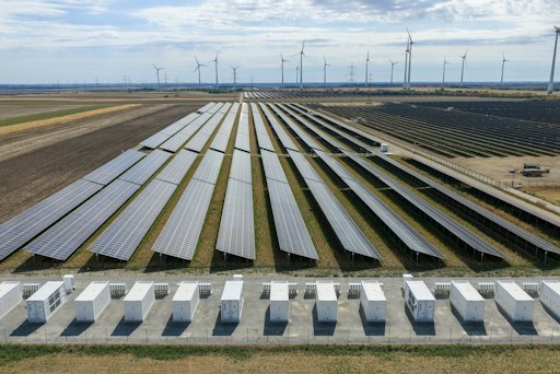 VERBUND vermarktet die Erzeugung des Super-Hybrid-Kraftwerks von
PÜSPÖK in Nickelsdorf, das Photovoltaik, Windkraft und
Batteriespeicher vereint.