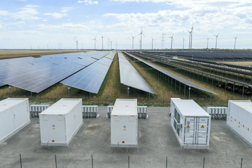 Vorschau Bild von Mit intelligenter Vermarktung sorgt VERBUND dafür, dass die
Erzeugungsleistung der 51-MW-PV-Anlage, dem 51-MW-Windpark sowie dem
18-MW-Batteriespeicher optimal genutzt wird.