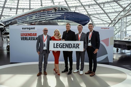 Eurogast Österreich präsentierte gemeinsam mit Botschafter Armin
Assinger und Moderatorin Silvia Schneider die neue Imagekampagne
"LEGENDÄR VERLÄSSLICH" im Red Bull Hangar-7.