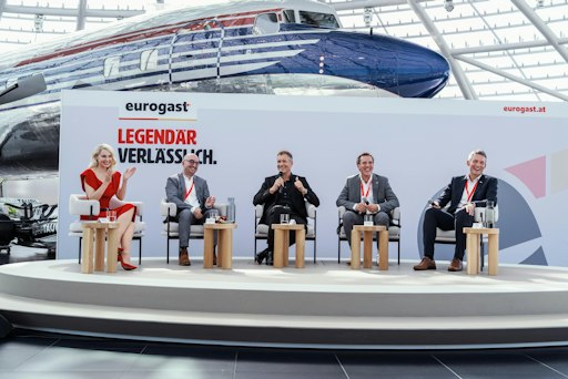 Vorschau Bild von Im Talk-Format präsentierte Eurogast Österreich seine neue
Imagekampagne "LEGENDÄR VERLÄSSLICH" im Red Bull Hangar-7 in
Salzburg.