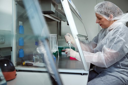 Frau im weißen Arbeitsgewand im Labor
