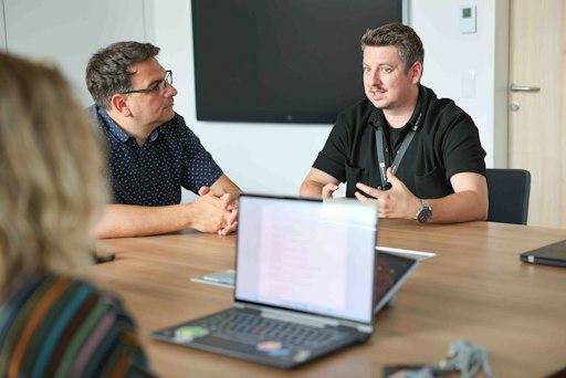 Vorschau Bild von Michael Russ und Vildan Catic im Interview über die nächsten
Schritte von NTS in den USA.