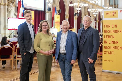 v.l.n.r. Matthias Hümmelink, BA MPH (Mitglied der
Geschäftsführung Wiener Gesundheitsförderung – WiG), Mag.a Andrea
Mautz (Vorsitzende des Gemeinderatsausschusses für Soziales,
Gesundheit und Sport, Stadt Wien), Dennis Beck (Geschäftsführer
Wiener Gesundheitsförderung - WiG) und Dipl.-Psych. Thomas Altgeld
freuten sich über eine gelungene Wiener
Gesundheitsförderungskonferenz 2026 am 15. September 2026 im Wiener
Rathaus.