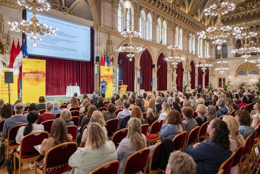 Vorschau Bild von Zahlreiche interessierte Teilnehmer*innen fanden sich bei der
Wiener Gesundheitsförderungskonferenz 2026 im Festsaal des Wiener
Rathauses ein.