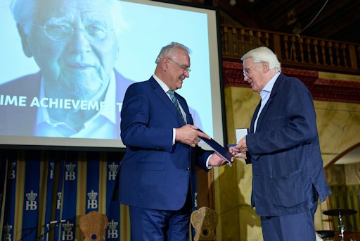 Bayerns Innenminister Joachim Herrmann verleiht Dr. Erwin Stolpe
den "Stern der Sicherheit". / Klaus Wolf // Weiterer Text über ots
und www.presseportal.ch / Die Verwendung dieses Bildes für
redaktionelle Zwecke ist unter Beachtung aller mitgeteilten
Nutzungsbedingungen zulässig und dann auch honorarfrei.
Veröffentlichung ausschließlich mit Bildrechte-Hinweis.