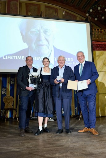Vorschau Bild von Innenminister Joachim Herrmann (rechts) ehrte Dr. Erwin Stolpe
(zweiter von rechts mit Enkelin Emily Stolpe) für seine
außergewöhnlichen Verdienste um die Luftrettung mit der Bayerischen
Staatsmedaille "Stern der Sicherheit". "Seine Weitsicht und seine
Visionen waren entscheidend für die Entwicklung der schnellen Hilfe
aus der Luft", betonte Frédéric Bruder, Geschäftsführer der ADAC
Luftrettung (links). / Klaus Wolf // Weiterer Text über ots und
www.presseportal.de/nr/122834 / Die Verwendung dieses Bildes für
redaktionelle Zwecke ist unter Beachtung aller mitgeteilten
Nutzungsbedingungen zulässig und dann auch honorarfrei.
Veröffentlichung ausschließlich mit Bildrechte-Hinweis.
