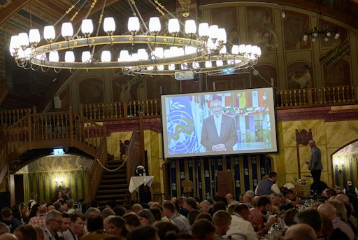 Vorschau Bild von Globale Stimme der Gesundheit im Hofbräuhaus: WHO-Generaldirektor
Dr. Tedros richtet sich mit einer Videobotschaft an die
Kongressteilnehmer. "Notfälle und Katastrophen machen vor Grenzen
keinen Halt. Jeder Mensch verdient eine qualitativ hochwertige
Notfallversorgung." / Klaus Wolf // Weiterer Text über ots und
www.presseportal.de/nr/122834 / Die Verwendung dieses Bildes für
redaktionelle Zwecke ist unter Beachtung aller mitgeteilten
Nutzungsbedingungen zulässig und dann auch honorarfrei.
Veröffentlichung ausschließlich mit Bildrechte-Hinweis.