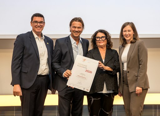 Geschäftsführer Hannes Lora, Christian Havelka, Präsidentin
Elisabeth Scheucher-Pichler und Familienministerin Claudia Bauer
(von links) bei der Verleihung des staatlichen Gütezeichens
„berufundfamilie“ an das Hilfswerk Kärnten.