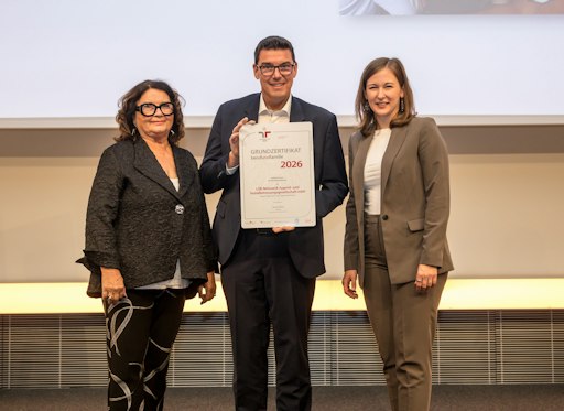 Vorschau Bild von vaFoto 1: Geschäftsführer Hannes Lora, Christian Havelka,
Präsidentin Elisabeth Scheucher-Pichler und Familienministerin
Claudia Bauer (von links) bei der Verleihung des staatlichen
Gütezeichens „berufundfamilie“ an das Hilfswerk Kärnten.