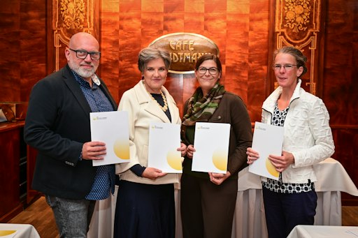 Foto zur Pressekonferenz, am 17. September 2026 V.l.n.r.: Mag.
Christoph Gleirscher, Geschäftsführer Hilfswerk Niederösterreich,
Mag. Hedwig Wölfl, Die Möwe Österreich, Mag. Manuela Fritz-Hauser,
Frauen für Frauen, Univ.-Prof. Priv.-Doz. Dr. Henriette
Löffler-Stastka, Med. Uni Wien