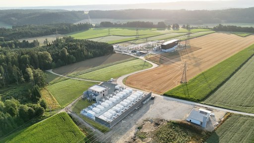 Die neue BESS-Anlage steht in unmittelbarer Nähe zum Umspannwerk
des österreichischen Netzbetreibers APG und ist direkt auf Netzebene
3 an das 110 kV-Hochspannungs-Netz angebunden.