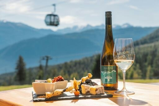 Genussmomente auf der Terrasse der UAlm: Beim 17. Tiroler Adlerfest können Besucher:innen erstmals Weine von österreichischen Winzern verkosten.