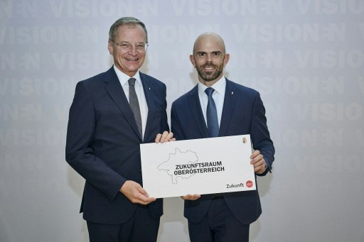 Landeshauptmann Thomas Stelzer und Markus Scharner, Leiter der Oö. Zukunftsakademie, widmeten sich den kommenden Herausforderungen.