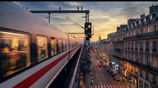 ICE-Zug bei Dämmerung auf Hochbahnstrecke in europäischer
Großstadt (KI-generiert) // Weiterer Text über ots und
www.presseportal.de/nr/13502 / Die Verwendung dieses Bildes für
redaktionelle Zwecke ist unter Beachtung aller mitgeteilten
Nutzungsbedingungen zulässig und dann auch honorarfrei.
Veröffentlichung ausschließlich mit Bildrechte-Hinweis.