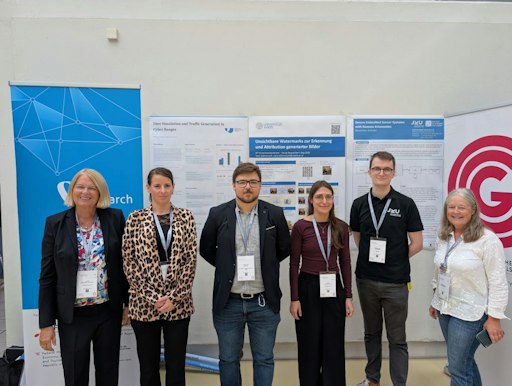 Gruppenfoto bei der Posterausstellung der Young Researcher