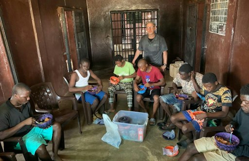 Jugend Eine Welt-Projektpartner Lothar Wagner mit von ihm
betreuten Jugendlichen im Gefängnis von Monrovia, der Hauptstadt
Liberias.