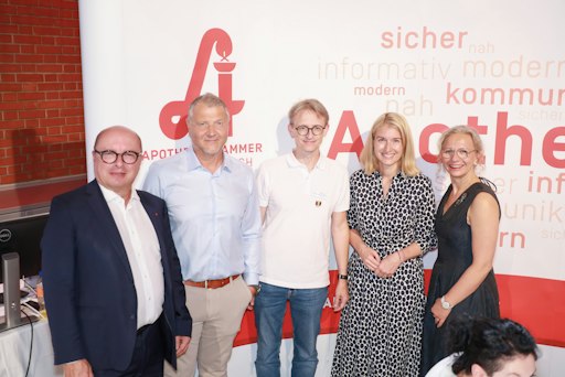vlnr: Präsident Mag.pharm. Thomas Veitschegger (OÖ
Apothekerkammer), CEO Dr. Max Sonnleitner (Genspeed Biotech),
Apotheker Mag.pharm. Alexander Herzog, Landeshauptmann-Stv. Mag.a
Christine Haberlander, Vizepräsidentin Mag.pharm. Monika Aichberger
(OÖ Apothekerkammer)