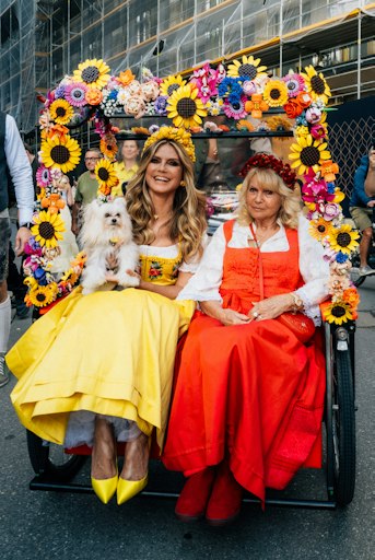 Heidi und Erna Klum werden in der LEGO® Rikscha zum HeidiFest
gefahren. // Weiterer Text über ots und www.presseportal.de/nr/65052
/ Die Verwendung dieses Bildes für redaktionelle Zwecke ist unter
Beachtung aller mitgeteilten Nutzungsbedingungen zulässig und dann
auch honorarfrei. Veröffentlichung ausschließlich mit
Bildrechte-Hinweis.