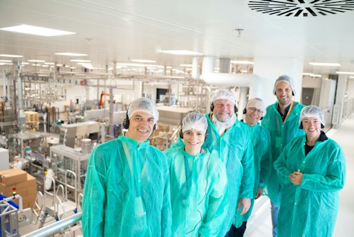 Vorschau Bild von Während eines Rundgangs erhalten die Gäste Einblicke in die
moderne Produktion von Kneipp: Bert Eitschberger, Erster
Bürgermeister der Stadt Ochsenfurt, Bonita Grupp, Geschäftsführende
Gesellschafterin trigema, Thomas Eberth, Landrat des Landkreises
Würzburg, Maximilian von Kempis, CFO Kneipp Gruppe, Björn Jungbauer,
Mitglied des Bayerischen Landtags, Katharina Höhne, CEO Kneipp
Gruppe (v.l.n.r.). (©Kneipp) // Weiterer Text über ots und
www.presseportal.de/nr/28515 / Die Verwendung dieses Bildes für
redaktionelle Zwecke ist unter Beachtung aller mitgeteilten
Nutzungsbedingungen zulässig und dann auch honorarfrei.
Veröffentlichung ausschließlich mit Bildrechte-Hinweis.