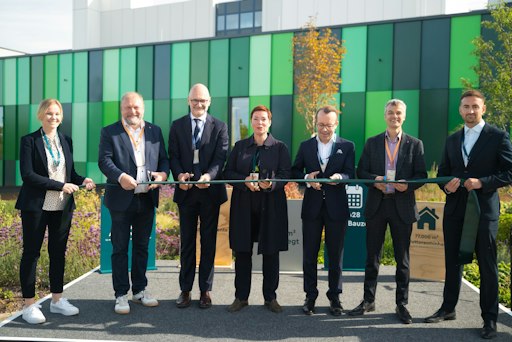 Vertreterinnen und Vertreter aus Politik, Wirtschaft und von
Kneipp kamen zum symbolischen Banddurchschnitt bei der Eröffnung des
neuen Kneipp-Werks zusammen: Christin Schönfeldt, Leiterin der
Bulkproduktion, Thomas Eberth, Landrat des Landkreises Würzburg,
Stefan Grote, Mitglied des Vorstands PAUL HARTMANN AG, Katharina
Höhne, CEO Kneipp Gruppe, Maximilian von Kempis, CFO Kneipp Gruppe,
Bert Eitschberger, Erster Bürgermeister der Stadt Ochsenfurt, Tufan
Senocak, Leiter der Konfektionierung (v.l.n.r.). (©Kneipp) //
Weiterer Text über ots und www.presseportal.de/nr/28515 / Die
Verwendung dieses Bildes für redaktionelle Zwecke ist unter
Beachtung aller mitgeteilten Nutzungsbedingungen zulässig und dann
auch honorarfrei. Veröffentlichung ausschließlich mit
Bildrechte-Hinweis.