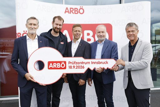 Eröffnung ARBÖ-Prüfzentrum Innsbruck: Helmut Glantschnig,
Präsident ARBÖ-Tirol; Benedikt Meixner, Prüfzentrumsleiter
ARBÖ-PZ-Innsbruck; Mathias Margreiter, Betriebsleiter ARBÖ-Tirol;
KommR Mag. Gerald Kumnig, ARBÖ-Generalsekretär; Dr. Peter Rezar,
Präsident ARBÖ-Bundesorganisation