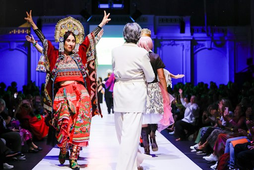 Vorschau Bild von Fashion Reloaded powered by Pensionist*innenklubs für die Stadt
Wien verbindet Nachhaltigkeit, künstlerischen Ausdruck und
gesellschaftliche Teilhabe und zeigt, dass Kreativität, Stil und
Innovationskraft keine Frage des Alters sind.