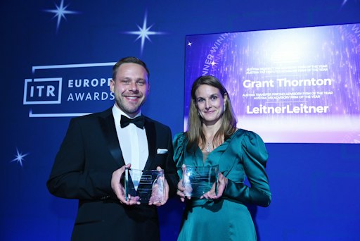 V.l.n.r.: Raphael Holzinger, Partner & Head of Tax, und Claudia
Modarressy, Partnerin und Head of Indirect Tax, halten ihre Awards.
