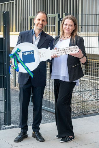 Schlüsselübergabe für das neue Studierendenwohnheim: Mathias
Ritter, Leiter der International Student Residence, und seine
Stellvertreterin Christin Runewitz.