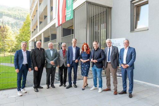 Vorschau Bild von Zahlreiche Festredner:innen, Ehrengäste und Projektpartner:innen
versammelten sich zur feierlichen Übergabe des Studierendenwohnheims
in Kufstein.