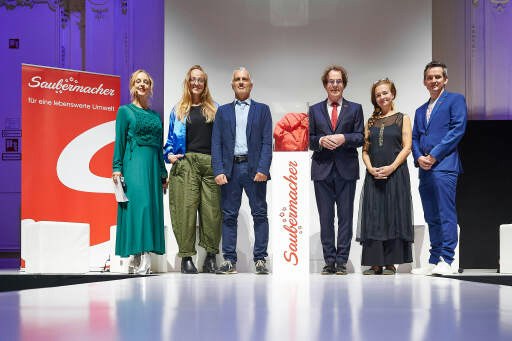 v.l.n.r.: Lilian Klebow, Schauspielerin und Aktivistin; Nunu Kaller, THINK kallerful; Tércio Pinto, Refibertech; Hans Roth, Gründer Saubermacher; Gabriele Rigby, Modelabel FRÖHLICH; Andreas Opelt, CEO Saubermacher