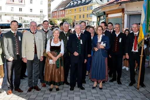 Vorschau Bild von Zahlreiche Ehrengäste kamen zur Jubiläumswallfahrt (v.l.n.r.): NÖ
Bauernbunddirektor Paul Nemecek, NÖ Bauernbundobmann LH-Stv. Stephan
Pernkopf, EU-Abgeordneter Alexander Bernhuber, Präsidentin a.D.
Sissi Pröll, Finanzlandesrat Anton Kasser, Landeshauptmann a.D.
Erwin Pröll, LKNÖ-Präsident Johannes Schmuckenschlager,
Landeshauptfrau Johanna Mikl-Leitner, Landwirtschaftsminister
Norbert Totschnig und Österreichischer Bauernbundpräsident Georg
Strasser.