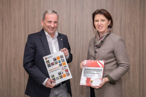 v.l. Oö. Zivilschutzpräsident Michael Hammer und Katastrophenschutz-Landesrätin Michaela Langer-Weninger.