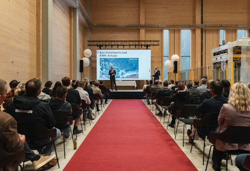 Die THEURL Geschäftsführer Stefan Theurl (links) und Hannes
Theurl (rechts) geben bei der Einweihungsfeier einen Rückblick auf
die Entstehung des neuen Pelletwerks und der KWK-Anlage am Standort
Assling.