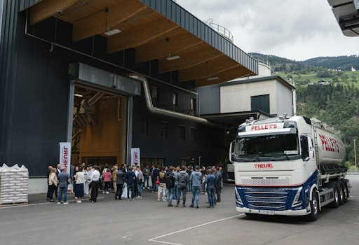 Vorschau Bild von Gäste der Einweihungsfeier vor der Halle der neuen
Pelletsabsackung am THEURL Standort in Assling. Im neuen Pelletwerk
werden Holznebenprodukte aus der Produktion zu hochwertigen Pellets
weiterverarbeitet.