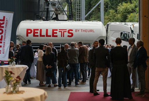 Vorschau Bild von Gäste, Partner und Mitarbeitende bei der Einweihung des neuen
Pelletwerks und der KWK-Anlage am THEURL Standort in Assling.