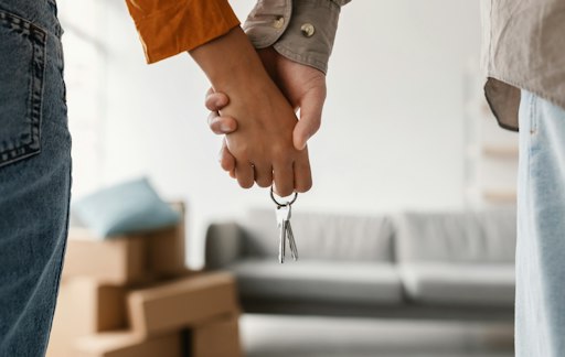 Gemeinsam ins Eigenheim: Kaufen zwei Personen eine Wohnung, sind
sie im Grundbuch zwingend je zur Hälfte am Mindestanteil beteiligt –
unabhängig davon, wer wie viel Eigenkapital eingebracht hat.
