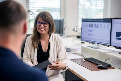 Vorschau Bild von Lisa Ungerhofer aus dem CAD Engineering-Team von List GC gibt
Bernd Reis, Host von „CRAFTED. The Journey Revealed.“, über die
Entstehung des Interiors von Project Y729.