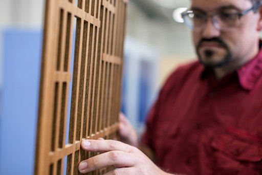 Vorschau Bild von Vom digitalen Plan zum gefertigten Detail: Stefan Pause aus der
Arbeitsvorbereitung von List GC prüft die präzise Ausführung eines
Schranktür-Elements für Project Y729.